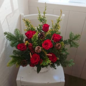 Cesta de flores 'Arreglo navideño con rosas rojas'