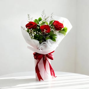 Bouquet 'Red Roses Embrace'