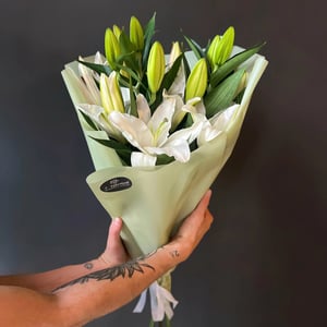Букет живых цветов - 3 белые лилии