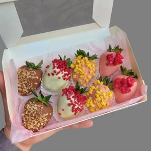 Set of 8 chocolate-covered berries
