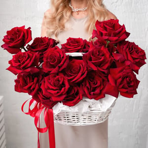 Panier de roses bordeaux