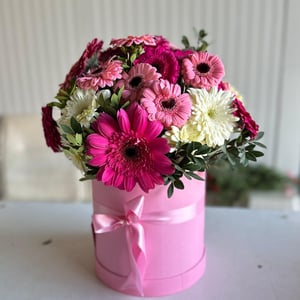 Hat box with flowers 'Pink dream'