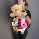 Bär und Blumenstrauß