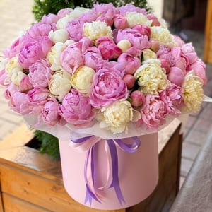 Hat box with flowers 'Soft cloud'