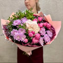 Ein Blumenstrauß des Autors aus frischen Blumen