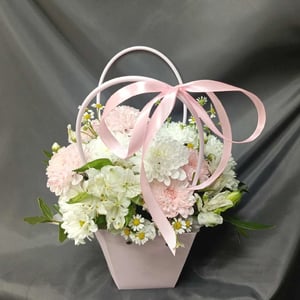Flower box 'Floral purse. A delicate arrangement.'