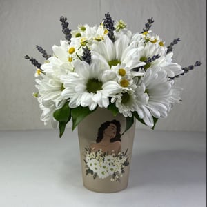 Arrangement 'Cup with daisies'