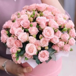 Hat box with flowers 'Tenderness of a rose'