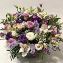 Arreglo floral 'Fantasía púrpura en la cesta'