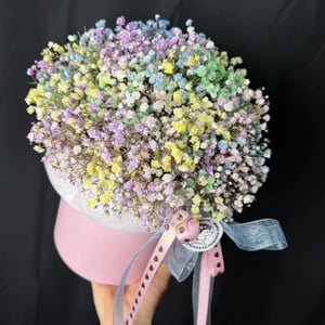 Hat box with flowers 'Gypsophila L composition'