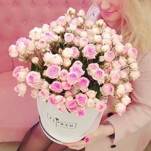 Hat box with flowers 'La Rosa'