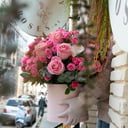 Hat box with flowers 'Pink roses in a round box'