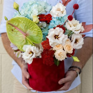 Caja de flores 'Enamorado hasta las cejas'