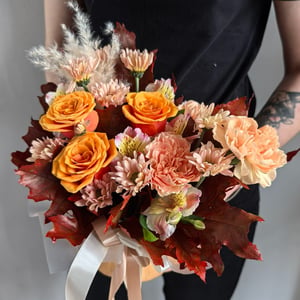 Flower box 'Pumpkin centerpiece: roses and Dianthus'