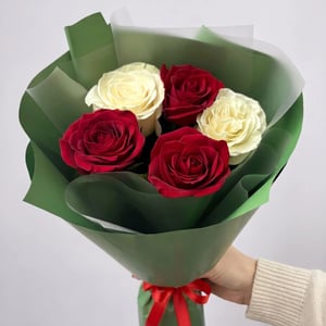 Bouquet of 5 red and white roses, 50 cm long