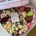 Caja de corazón con flores y pasteles