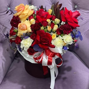 Hat box with flowers 'Jeff'