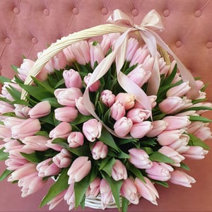 Flower basket 'Basket of pink tulips'