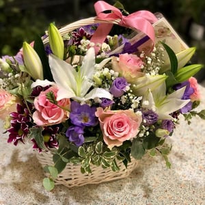 Cesta de flores 'Beautiful flower arrangement in a basket'