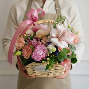 Flower basket 'Pink Basket - Florist choice'