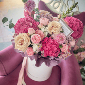 Hat box with flowers 'Sweet Pink In Box'