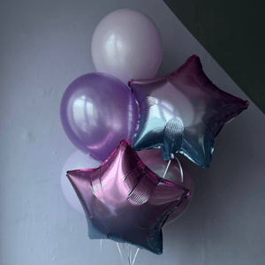 Juego de globos morados con estrellas