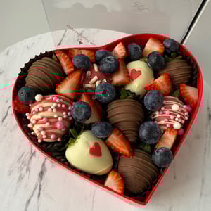Mini heart of strawberries in chocolate