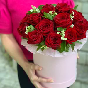 Hat box with flowers 'Beloved'