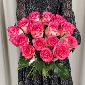 Blumenstrauß aus 15 Dzhumiliya-Rosen