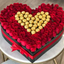 Herz aus Rosen und Pralinen