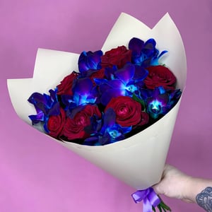 Bouquet 'Exotic orchids and Red Naomi roses'