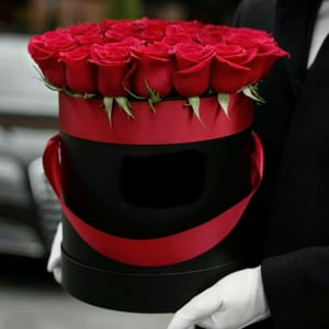 Hat box with flowers 'Red roses'