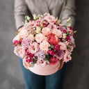 Hat box with flowers 'Hatbox with peony rose'