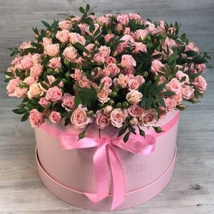 Hat box with flowers 'Pink miracle'