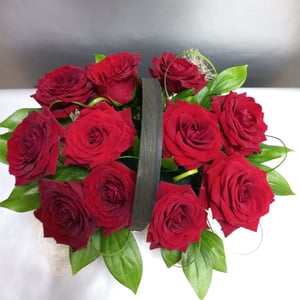 Blumenkorb 'Rote Rosen in einem Korb'