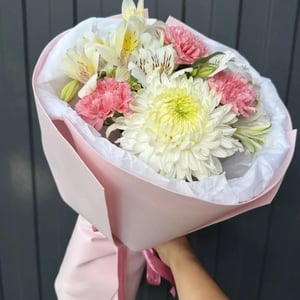 Un ramo con un crisantemo de una sola cabeza y un dianthus.