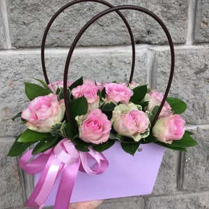 Flower box 'Delicate composition of 11 Kenyan roses'