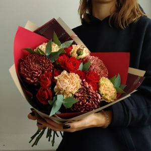Blumenstrauß 'Chrysanthemen Bigudi und pfingstrosenähnliche Rosen'