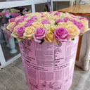 Rosas en una sombrerera enorme