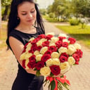 Blumenstrauß aus 51 roten und weißen Rosen