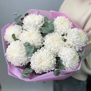 Blumenstrauß mit neun weißen Chrysanthemen und Eukalyptus.