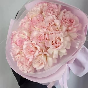 Blumenstrauß 'Französische Rosen, stilvoll arrangiert'