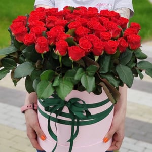 Hat box with flowers 'Emerald'