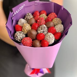 Bouquet with strawberries in chocolate