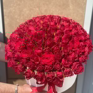 Hat box with flowers 'Flower Ball Queen'