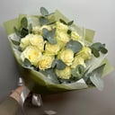 Bouquet '15 white roses with eucalyptus'