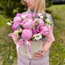 Blumenbox 'Pfingstrosen Sarah Bernhardt und Mattiola in einer Schachtel'