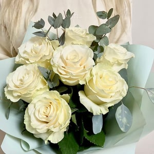 Blumenstrauß aus weißen Rosen mit Eukalyptus
