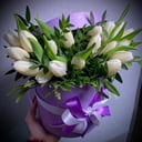 19 white tulips in a hat box