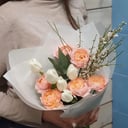 Blumenstrauß aus Pfingstrosen mit Tulpe